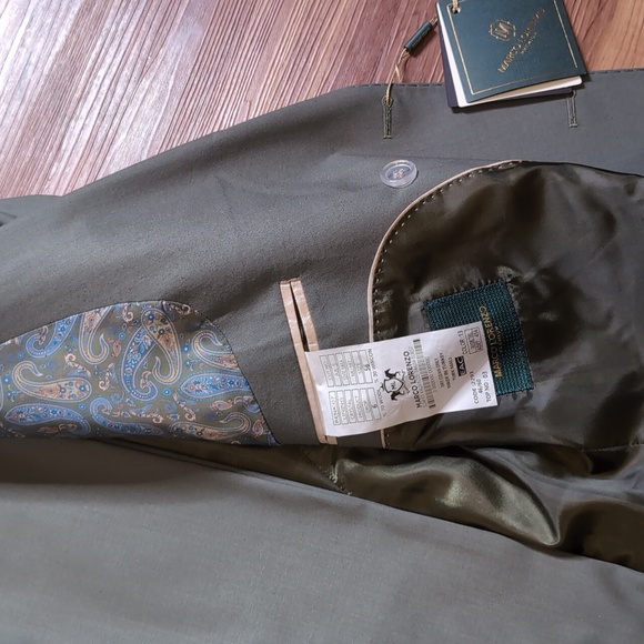 Suits - Picture 3 of 4